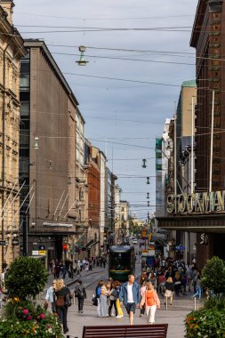 Helsinki, Finlandiya 22 Ağustos 2023 Stockmann alışveriş merkezi yakınlarındaki şehir merkezindeki yayalar.