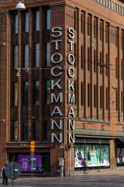 Helsinki, Finlandiya 22 Ağustos 2023 Stockmann alışveriş merkezi yakınlarındaki şehir merkezindeki yayalar.