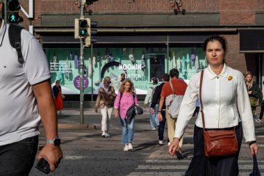 Helsinki, Finlandiya 22 Ağustos 2023 Şehir merkezinde karşıdan karşıya geçen yayalar.