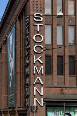 Helsinki, Finlandiya 22 Ağustos 2023 Stockmann mağazasının önündeki tuğla bina..