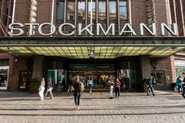 Helsinki, Finlandiya 22 Ağustos 2023 Stockmann alışveriş merkezi yakınlarındaki şehir merkezindeki yayalar.