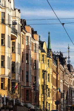 Helsinki, Finlandiya 22 Ağustos 2023 Erottajankatu şehir merkezi tasarım bölgesinde yayalar.