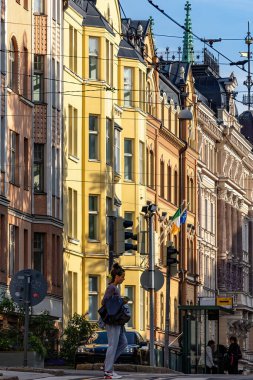 Helsinki, Finlandiya 22 Ağustos 2023 Erottajankatu şehir merkezi tasarım bölgesinde yayalar.