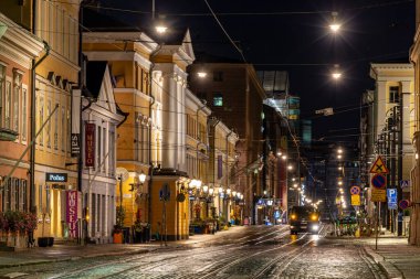 Helsinki, Finlandiya 22 Ağustos 2023 Aleksanterinkatu Caddesi gece manzarası.