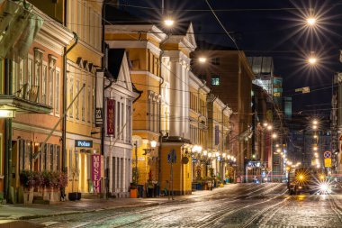 Helsinki, Finlandiya 22 Ağustos 2023 Aleksanterinkatu Caddesi gece manzarası.