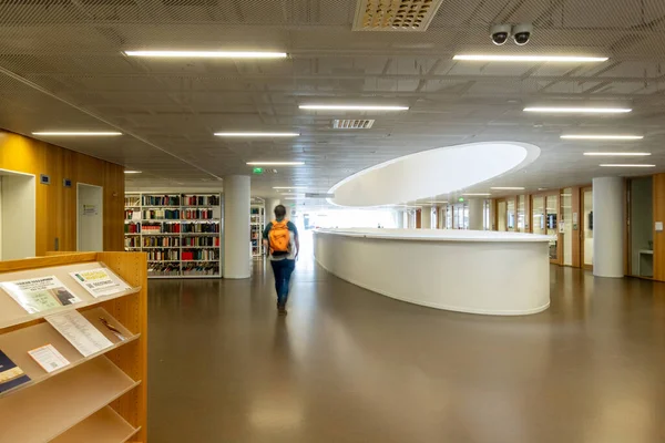 ヘルシンキ フィンランド 2023年8月22日 建築会社Anttinen Oiva Architectsによって設計されたヘルシンキ大学図書館のスタックに男性が歩きます — ストック写真