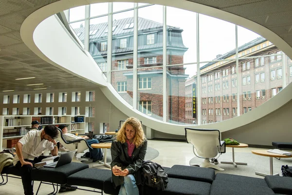 Хелени Финляндия Августа 2023 Люди Университетской Библиотеке Хелени Спроектированной Архитектурной — стоковое фото