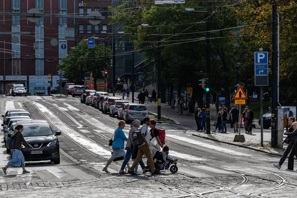 Helsinki, Finlandiya 22 Ağustos 2023 Şehir merkezinde yayalar.