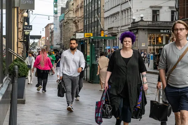 Helsinki Finnland August 2023 Bunte Fußgänger Gehen Durch Die Innenstadt — Stockfoto
