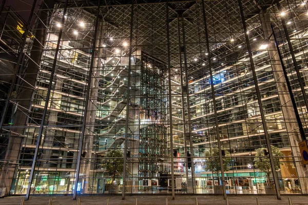 Гельсінкі Фінляндія Серпня 2023 Великий Скляний Фасад Офісна Будівля Вночі — стокове фото
