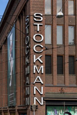 Helsinki, Finlandiya 23 Ağustos 2023 Stockmann mağazasının önündeki tuğla bina..