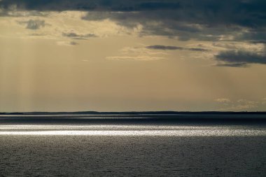 Helsinki, Finlandiya Güneş Işığı Baltık Denizi 'nin yüzeyini yansıtır.