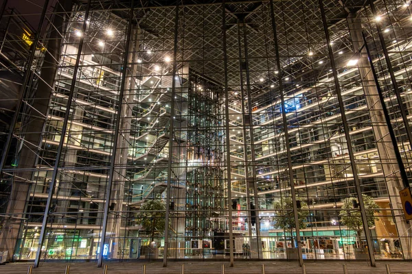 Helsinki Finnland Eine Große Glasfassade Und Ein Bürogebäude Der Nacht — Stockfoto