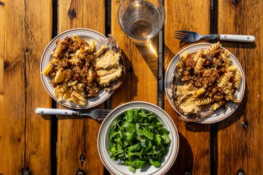 Stockholm, İsveç Tahta bir masada servis edilen makarna, ekmek ve salata.