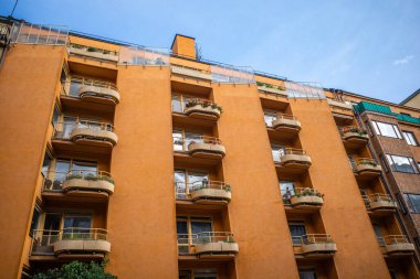 Stockholm, İsveç John Ericssonsgatan 'daki Kungsholmen Adası' nda parlak turuncu bir apartmanın cephesi.