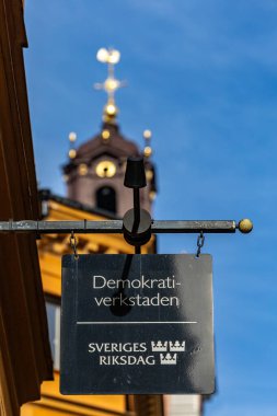 Stockholm, İsveç 29 Ağustos 2023 Eski Kentte İsveççe bir işaret, veya Gamla Stan İsveççe 'den İngilizce çevirisi: Demokrasi atölyesi, İsveç Parlamentosu.