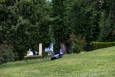 Stockholm, İsveç Çimlerin üzerinde elektrikli bir robot çim biçme makinesi.