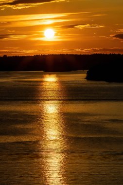 Stockholm, İsveç Turuncu güneş Malaren Gölü adalarının üzerinde batıyor.