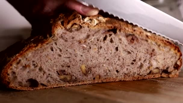 Mężczyzna Kroi Świeżo Upieczony Chleb Zakwaśny Orzechami Włoskimi Plasterek — Wideo stockowe
