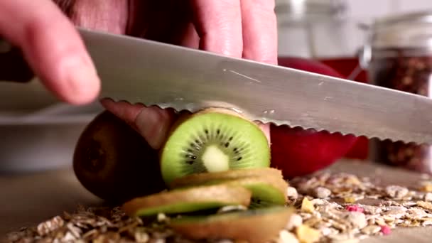 厨师在厨房里用一把刀在木板上切成几片 — 图库视频影像