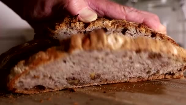 Ένας Άντρας Κόβει Φρεσκοψημένο Ψωμί Καρύδια Φέτα — Αρχείο Βίντεο