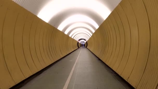 Stockholm Sverige Den Futuristiska Underjordiska Gångtunneln Och Passagen Centrala Brunkebergstunnel — Stockvideo