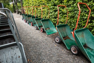 Stockholm, İsveç Bir bahçe merkezinde bir sıra el arabası.