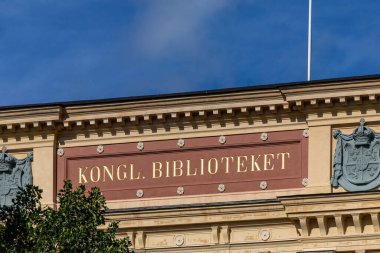 Stockholm, İsveç 4 Eylül 2023 Humlegarden 'daki Kraliyet Kütüphanesi' nin tepesinde altın bir tabela..