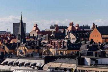 Stockholm, İsveç çatıları ve şehir merkezindeki ufuk çizgisi.