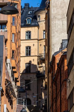 Stockholm, İsveç şehir merkezinde klasik bir konut binaları ve merdiven tüneli..
