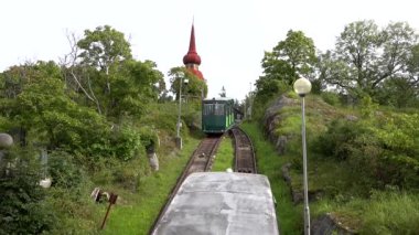 Stockholm, İsveç Skansen parkında küçük bir füniküler tren. 