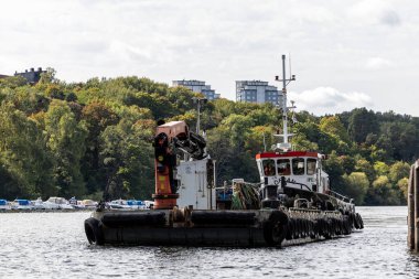 Stockholm, İsveç 7 Eylül 2023 Hammarby Kilidi 'ne çalışan bir römorkör girdi..