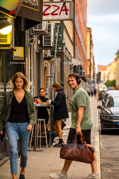 Stoccolma Svezia Settembre 2023 Due Giovani Donne Strada Nel Quartiere — Foto Stock