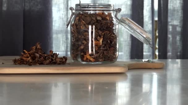 Estocolmo Suécia Homem Coloca Cogumelos Chanterelle Colhidos Forrageados Secos Frasco — Vídeo de Stock