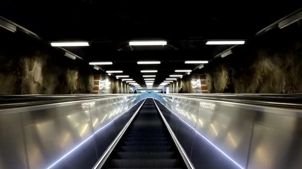 Stockholm Zweden Een Roltrap Vastra Skogen Tunnelbana Metrostation — Stockvideo