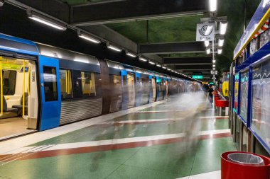 Stockholm, İsveç 11 Eylül 2023 Kungstradgarden Tünel İstasyonu 'nun içindeki insanlar mavi hatta..