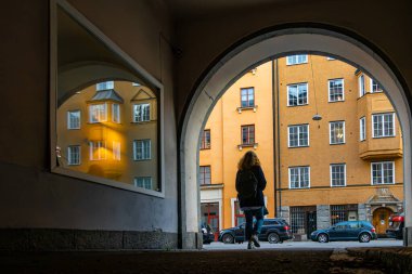 Stockholm, İsveç 13 Eylül 2023. Sodermalm 'ın Hornstull ilçesindeki Heleneborgsgatan caddesinde bir kadın geçitten geçiyor..