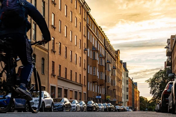 Estocolmo Suecia Septiembre 2023 Ciclista Puesta Sol Calle Heleneborgsgatan Distrito — Foto de Stock