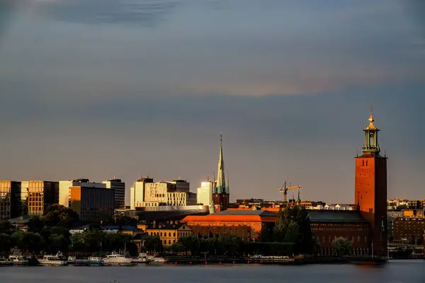 瑞典斯德哥尔摩 夏末黄昏时分市政厅或Stadshuset的景观 — 图库照片