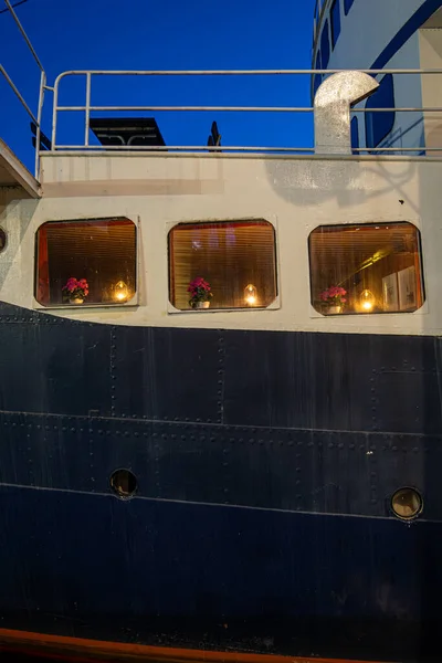Stockholm Schweden Kleine Lampen Den Fenstern Eines Schiffes Der Nacht — Stockfoto