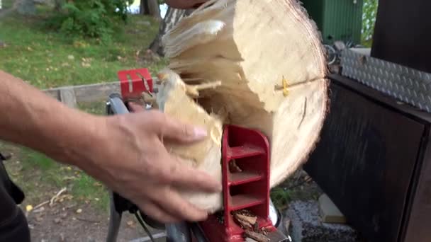 ストックホルム スウェーデン 未確認の人は冬のための薪を作るために木製スプリットマシンを使用します — ストック動画