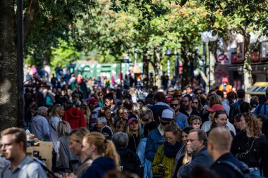 Stockholm, İsveç 17 Eylül 2023 Hagerstensvagen 'deki yıllık 2 kilometrelik Aspudden Bit Pazarı' nda bir kalabalık var..