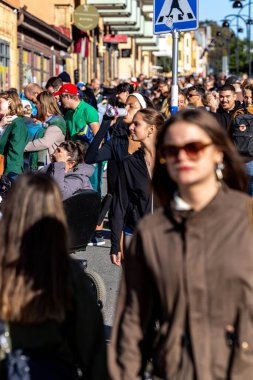 Stockholm, İsveç 17 Eylül 2023 Hagerstensvagen 'deki yıllık 2 kilometrelik Aspudden Bit Pazarı' nda bir kalabalık var..