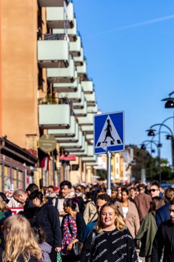 Stockholm, İsveç 17 Eylül 2023 Hagerstensvagen 'deki yıllık 2 kilometrelik Aspudden Bit Pazarı' nda bir kalabalık var..