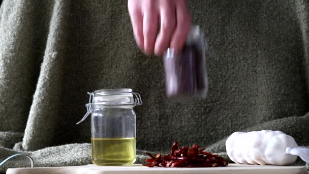 Ein Holzbrett Mit Speiseöl Chilischoten Knoblauch Und Getrockneten Pfefferkörnern Und — Stockvideo