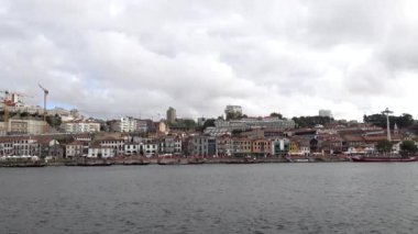 Porto, Portekiz Douro Nehri ve tarihi nehir manzarası. 