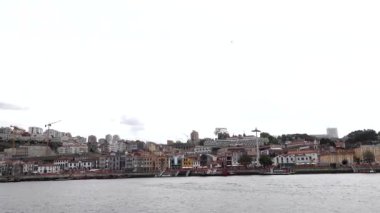 Porto, Portekiz Douro Nehri ve tarihi nehir manzarası. 