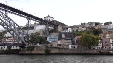 Porto, Portekiz Porto 'nun ünlü köprülerinin Douro Nehri manzarası. 