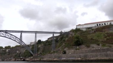 Porto, Portekiz Porto 'nun ünlü köprülerinin Douro Nehri manzarası. 