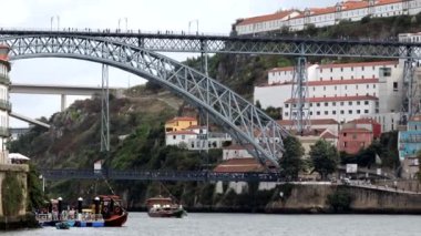 Porto, Portekiz Porto 'nun ünlü köprülerinin Douro Nehri manzarası. 